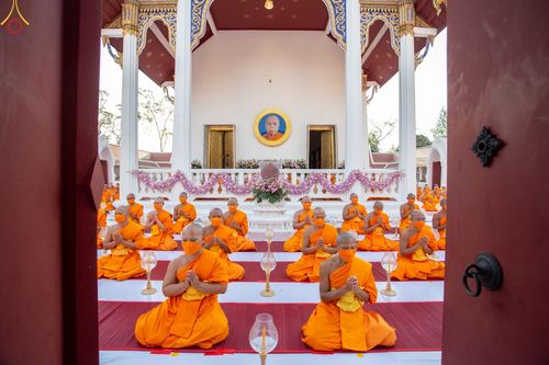 ภาพ No.73388:พิธีจุดประทีปถวายเป็นพุทธบูชา และบูชาธรรมมหาปูชนียาจารย์ ในโครงการธรรมยาตรากตัญญูบูชา มหาปูชนียาจารย์ พระมงคลเทพมุนี(สด จนฺทสโร) พระผู้ปราบมาร ปีที่ 11 ณ อนุสรณ์สถานลำดับที่ 4 สถานที่เกิดด้วยกายธรรม วัดโบสถ์ (บน) บางคูเวียง อ.บางกรวย จ.นนทบุรี วันที่ 21 