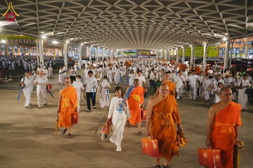 ภาพ No.324512:วันที่ 22 เมษายน พ.ศ.2569 (วันคุ้มครองโลก) บรรยากาศพระสังฆาธิการและสาธุชน การเดินทางกลับ งานถวายมหาสังฆทาน 40,000 กว่าวัดทั่วประเทศ วัดพระธรรมกาย