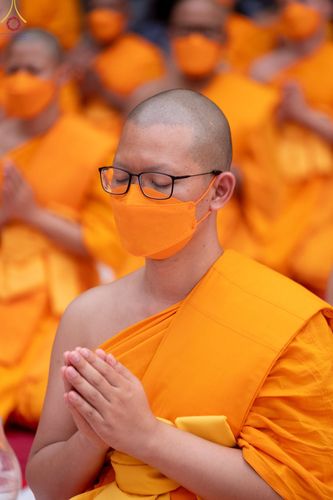 ภาพ No.69447:พิธีจุดประทีปถวายเป็นพุทธบูชา และบูชาธรรมมหาปูชนียาจารย์ ในโครงการธรรมยาตรากตัญญูบูชา มหาปูชนียาจารย์ พระมงคลเทพมุนี(สด จนฺทสโร) พระผู้ปราบมาร ปีที่ 11 ณ อนุสรณ์สถานมหาวิหารพระมงคลเทพมุนี อ.สองพี่น้อง จ.สุพรรณบุรี