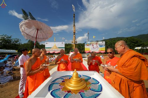 ภาพ No.331675:วันพุธที่ ๓ มิถุนายน พ.ศ.๒๕๖๙ พิธีทอดผ้าป่า ปฏิบัติธรรมกลั่นแผ่นดิน พิธีโปรยรัตนชาติ  และ พิธีตอกเสาเข็ม มงคลต้นแรก สถาปนา "องค์พระเจดีย์เพื่อสร้างสันติภาพโลก"  องค์แรก ครั้งแรกของลำปาง ประตูสู่ภาคเหนือ  ณ ศูนย์ปฏิบัติธรรมเถินเทิดธรรม อ.เถิน จ.ลำปาง