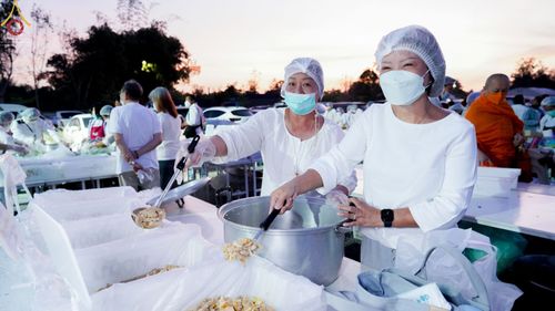 ภาพ No.73057:พิธีถวายภัตตาหารเป็นสังฆทาน แด่คณะพระธรรมยาตราฯ ในโครงการธรรมยาตรากตัญญูบูชา มหาปูชนียาจารย์ พระมงคลเทพมุนี(สด จนฺทสโร) พระผู้ปราบมาร อนุสรณ์สถาน 7 แห่ง ปีที่ 11 วันที่ 21 มกราคม พ.ศ. 2566