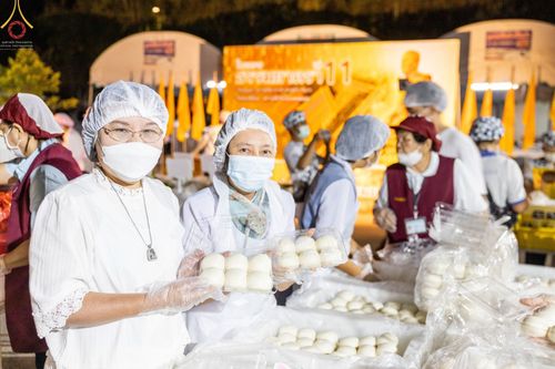 ภาพ No.71312:พิธีถวายภัตตาหารเป็นสังฆทาน แด่คณะพระธรรมยาตราฯ ในโครงการธรรมยาตรากตัญญูบูชา มหาปูชนียาจารย์ พระมงคลเทพมุนี(สด จนฺทสโร) พระผู้ปราบมาร อนุสรณ์สถาน 7 แห่ง ปีที่ 11 วันที่ 15 มกราคม พ.ศ. 2566