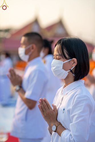 ภาพ No.71872:พิธีจุดประทีปถวายเป็นพุทธบูชา และบูชาธรรมมหาปูชนียาจารย์ ในโครงการธรรมยาตรากตัญญูบูชา มหาปูชนียาจารย์ พระมงคลเทพมุนี(สด จนฺทสโร) พระผู้ปราบมาร ปีที่ 11 ณ อนุสรณ์สถานลำดับที่ 3 สถานที่เกิดใหม่ในเพศสมณะ วัดสองพี่น้อง อ.สองพี่น้อง จ.สุพรรณบุรี วันที่ 17 มกร