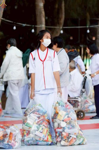 ภาพ No.300575:ภาพเบื้องหลังอาสาสมัครรวมใจ ชุดที่ 3 ในโครงการธรรมยาตรา กตัญญูบูชา มหาปูชนียาจารย์ พระมงคลเทพมุนี(สด จนฺทสโร) พระผู้ปราบมาร อนุสรณ์สถาน 7 แห่ง ปีที่ 14