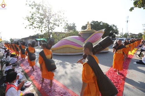 ภาพ No.290452:วันที่ 7 มกราคม พ.ศ. 2569 พิธีต้อนรับพระธรรมยาตรา ณ อนุสรณ์สถานลำดับที่ 2  สถานที่ตั้งมโนปณิธานบวชตลอดชีวิต อนุสรณ์สถานคลองบางนางแท่น (ภาพชุดที่ 2) อ.สามพราน จ.นครปฐม ในโครงการธรรมยาตรา กตัญญูบูชา มหาปูชนียาจารย์ พระมงคลเทพมุนี(สด จนฺทสโร) พระผู้ปราบมาร 