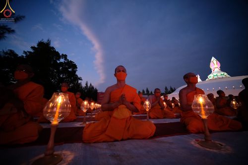 ภาพ No.70260:พิธีจุดประทีปถวายเป็นพุทธบูชา และบูชาธรรมมหาปูชนียาจารย์ ในโครงการธรรมยาตรากตัญญูบูชา มหาปูชนียาจารย์ พระมงคลเทพมุนี(สด จนฺทสโร) พระผู้ปราบมาร ปีที่ 11 ณ อนุสรณ์สถานลำดับที่ 2 สถานที่ตั้งมโนปณิธานบวชตลอดชีวิต อนุสรณ์สถานคลองบางนางแท่น อ.สามพราน จ.นครปฐม 