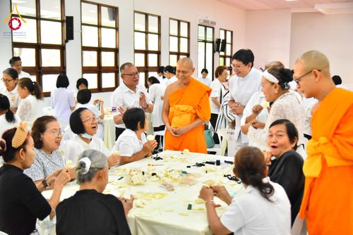 ภาพ No.327538:วันศุกร์ที่ 1 พฤษภาคม พ.ศ. 2569 รวมใจพสกนิกรชาวอำเภอคลองหลวง ประดิษฐ์ดอกไม้จันทน์ เพื่อใช้ในพิธีถวายดอกไม้จันทน์ในงานพระราชพิธีถวายพระเพลิงพระบรมศพ สมเด็จพระนางเจ้าสิริกิติ์ พระบรมราชินีนาถ พระบรมราชชนนีพันปีหลวง ณ วัดพระธรรมกาย