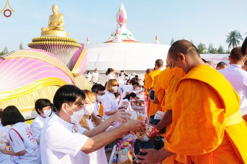 ภาพ No.70613:พิธีตักบาตรพระธรรมยาตราฯ ในโครงการธรรมยาตรากตัญญูบูชา มหาปูชนียาจารย์ พระมงคลเทพมุนี(สด จนฺทสโร) พระผู้ปราบมาร ปีที่ 11 ณ อนุสรณ์สถานลำดับที่ 2 สถานที่ตั้งมโนปณิธานบวชตลอดชีวิต อนุสรณ์สถานคลองบางนางแท่น อ.สามพราน จ.นครปฐม วันที่ 14 มกราคม พ.ศ. 2566
