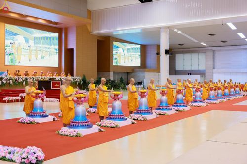 ภาพ No.345695:วันพฤหัสบดีที่ 27 สิงหาคม พ.ศ.2569 พิธีทอดผ้าป่าเพื่อถวายอุปกรณ์สื่อโสตทัศน์ อาคาร 82 ปี หลวงพ่อธัมมชโย พิธีทอดผ้าป่าสมทบกฐินวัดพระธรรมกาย และสมทบกฐิน 30,000 กว่าวัดทั่วไทย ครั้งที่ 1 ประจำปี พุทธศักราช 2569 ณ วัดพระธรรมกาย ปทุมธานี