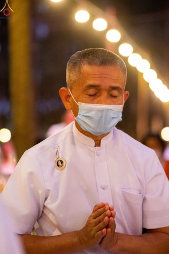 ภาพ No.69534:พิธีจุดประทีปถวายเป็นพุทธบูชา และบูชาธรรมมหาปูชนียาจารย์ ในโครงการธรรมยาตรากตัญญูบูชา มหาปูชนียาจารย์ พระมงคลเทพมุนี(สด จนฺทสโร) พระผู้ปราบมาร ปีที่ 11 ณ อนุสรณ์สถานมหาวิหารพระมงคลเทพมุนี อ.สองพี่น้อง จ.สุพรรณบุรี