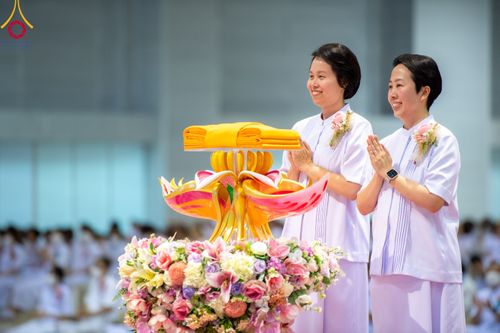 ภาพ No.92338:พิธีทอดกฐินธรรมชัยเพื่อสร้างอาคาร 115 ปี คุณยายอาจารย์มหารัตนอุบาสิกาจันทร์ ขนนกยูง อาทิตย์ต้นเดือนที่ 5 พฤศจิกายน พ.ศ. 2566 ณ วัดพระธรรมกาย จ.ปทุมธานี