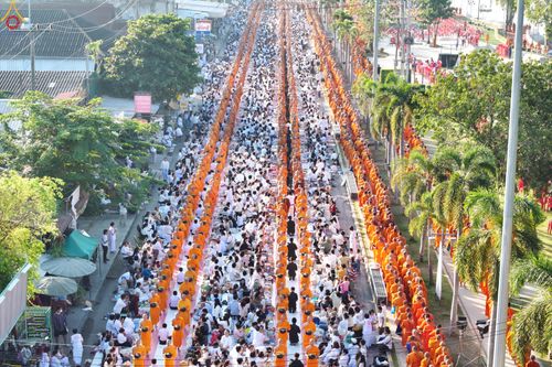 ภาพ No.284239:วันเสาร์ที่ 20 ธันวาคม พ.ศ.2568  พิธีตักบาตรพระ 10,000 รูป เนื่องในโอกาส 194 ปี จังหวัดกาญจนบุรี และอุทิศส่วนกุศลให้แด่บรรพชนทั้งหลาย บริเวณถนนสองแคว (Skywalk) เมืองกาญจนบุรี