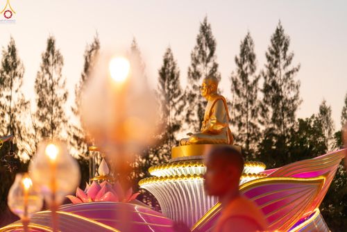 ภาพ No.292123:วันที่ 10 มกราคม พ.ศ. 2569 พิธีจุดประทีปถวายเป็นพุทธบูชา และบูชาธรรมมหาปูชนียาจารย์  ณ อนุสรณ์สถานคลองบางนางแท่น อ.สามพราน จ.นครปฐม ในโครงการธรรมยาตรา กตัญญูบูชา มหาปูชนียาจารย์ พระมงคลเทพมุนี(สด จนฺทสโร) พระผู้ปราบมาร อนุสรณ์สถาน 7 แห่ง ปีที่ 14