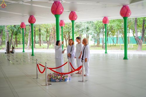 ภาพ No.345137:วันที่ 7 - 19 สิงหาคม พ.ศ.2569 ต้อนรับชาวต่างชาติเยี่ยมชมวัดพระธรรมกาย