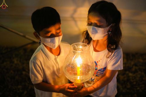 ภาพ No.73332:พิธีจุดประทีปถวายเป็นพุทธบูชา และบูชาธรรมมหาปูชนียาจารย์ ในโครงการธรรมยาตรากตัญญูบูชา มหาปูชนียาจารย์ พระมงคลเทพมุนี(สด จนฺทสโร) พระผู้ปราบมาร ปีที่ 11 ณ อนุสรณ์สถานลำดับที่ 4 สถานที่เกิดด้วยกายธรรม วัดโบสถ์ (บน) บางคูเวียง อ.บางกรวย จ.นนทบุรี วันที่ 21 