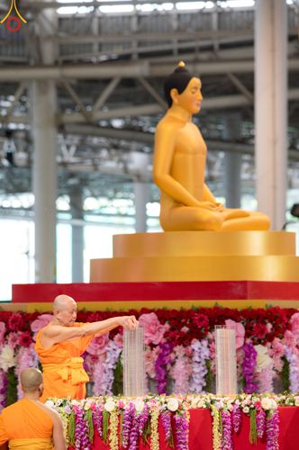 ภาพ No.83719:พิธีวางแผ่นจารึกชื่อและพิธีวางพวงมาลัยสักการะพระประธาน วันอาทิตย์ที่ 16 กรกฎาคม พ.ศ. 2566 ณ รัตนบัลลังก์ สภาธรรมกายสากล วัดพระธรรมกาย