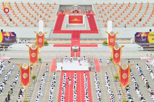 ภาพ No.312122:วันอังคารที่ 3 มีนาคม พ.ศ.2569 พิธีเวียนประทักษิณและจุดมาฆประทีป ณ ลานธรรมพระมหาธรรมกายเจดีย์ วัดพระธรรมกาย