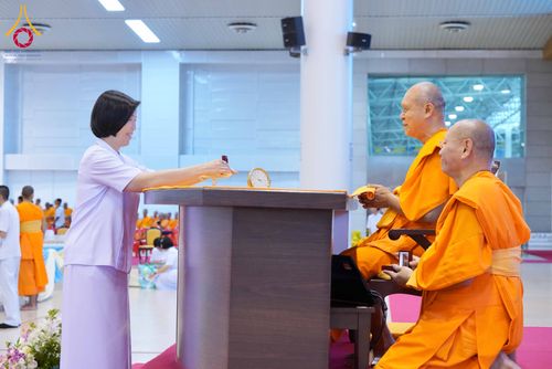 ภาพ No.338068:วันอาทิตย์ต้นเดือน 5 กรกฎาคม พ.ศ.2569 สัมมนาพิเศษ พิธีมอบพระของขวัญ ณ ห้องแก้วสารพัด1 วัดพระธรรมกาย