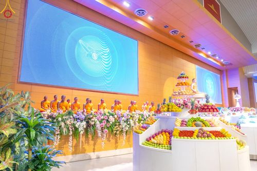 ภาพ No.139175:พิธีตักบาตร , พิธีบูชาข้าวพระ ณ ห้องแก้วสารพัด 1 สภาธรรมกายสากล วัดพระธรรมกาย วันอาทิตย์ต้นเดือนที่ 2 มิถุนายน พ.ศ. 2567