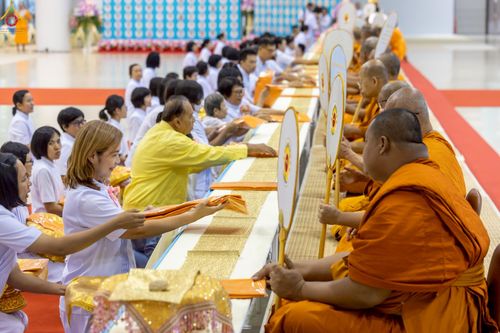 ภาพ No.233878:วันเสาร์ที่ 19 กรกฎาคม พ.ศ.2568 วันมหารำลึก ครั้งที่ 35 พิธีรำลึกถึงนักสร้างบารมี , พิธีสวดพระพุทธมนต์ , พิธีทอดผ้าบังสกุลและถวายไทยธรรม วัดพระธรรมกาย