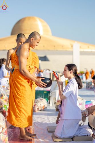 ภาพ No.105354:พิธีตักบาตรฉลองพระบวชใหม่ รุ่นบูชาธรรมมหาปูชนียาจารย์ และต้อนรับศักราชใหม่ วันจันทร์ที่ 1 มกราคม พ.ศ. 2567 ณ ลานธรรมพระมหาธรรมกายเจดีย์ วัดพระธรรมกาย