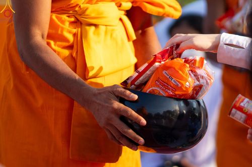 ภาพ No.112811:พิธีตักบาตรพระธรรมยาตราฯ ณ วัดสองพี่น้อง จ.สุพรรณบุรี วันที่ 15 มกราคม พ.ศ. 2567