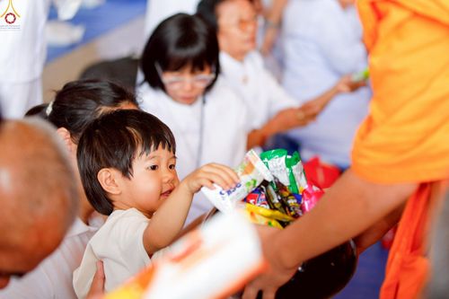 ภาพ No.263975:วันอาทิตย์ที่ 2 พฤศจิกายน พ.ศ. 2568 พิธีตักบาตรอาทิตย์ต้นเดือน ณ บ้านแก้วเรือนทองคุณยายฯ วัดพระธรรมกาย