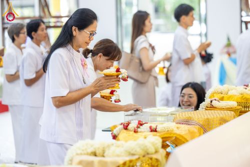 ภาพ No.160910:พิธีเจริญพระพุทธมนต์ และปิดแผ่นทองรูปเหมือน พระเดชพระคุณพระมงคลเทพมุนี (สด จนฺทสโร) พระผู้ปราบมาร จำนวน 3 องค์ วันเสาร์ที่ 5 ตุลาคม พ.ศ. 2567 ณ อาคารปลูกศรัทธา 2 (ชานชลาเดิม) วัดพระธรรมกาย อ.คลองหลวง จ.ปทุมธานี
