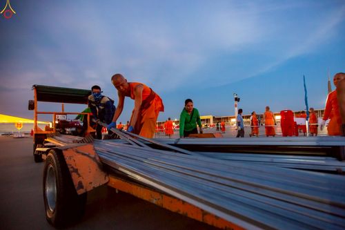 ภาพ No.225166:วันที่ 20 - 27 เมษายน พ.ศ. 2568 "ภาพแห่งความปลื้มที่ไม่มีวันจบ" คณะสงฆ์สามเณร เจ้าหน้าที่ และสาธุชน ร่วมแรงร่วมใจกันเตรียมงานและเก็บงาน เพื่อวันคุ้มครองโลก พิธีถวายมหาสังฆทานคณะสงฆ์ 40,000 กว่าวัดทั่วประเทศ