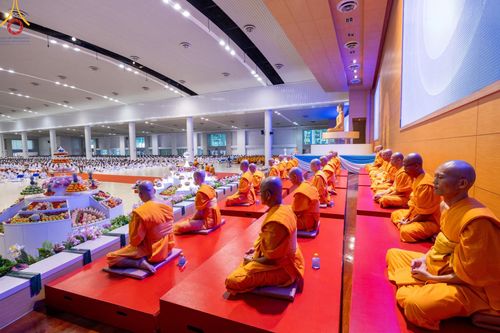 ภาพ No.136674:พิธีตักบาตร พิธีบูชาข้าวพระ ในวันอาทิตย์ต้นเดือนที่ 5 พฤษภาคม พ.ศ. 2567 ณ วัดพระธรรมกาย จ.ปทุมธานี