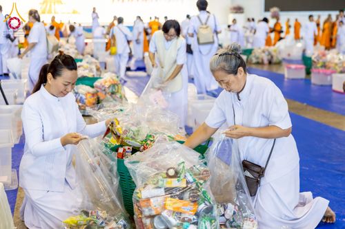 ภาพ No.223451:วันวิสาขบูชา วันอาทิตย์ที่ 11 พฤษภาคม พ.ศ. 2568 พิธีตักบาตร และปฎิบัติธรรม ณ สภาธรรมกายสากล วัดพระธรรมกาย