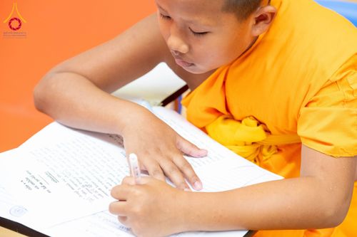 ภาพ No.208894:พระบาทสมเด็จพระเจ้าอยู่หัวทรงพระกรุณาโปรดเกล้าฯ พระราชทานภัตตาหารพระราชทาน แด่พระภิกษุ สามเณร ในการสอบบาลีสนามหลวง ณ วัดพระธรรมกาย วันที่ 22 กุมภาพันธ์ พ.ศ. 2568 ณ วัดพระธรรมกาย อำเภอคลองหลวง จังหวัดปทุมธานี