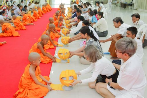 ภาพ No.216297:วันเสาร์ที่ 5 เมษายน พ.ศ. 2568 พิธีตัดปอยผม พิธีขอขมาผู้ปกครอง พิธีขอขมามอบผ้าไตร พิธีบรรพชา พิธีถวายบาตรสามเณร ณ ศูนย์ปฏิบัติธรรมและศูนย์อบรมเยาวชนเพชรบุรี ต.ท่าแลง อ.ท่ายาง จ.เพชรบุรี