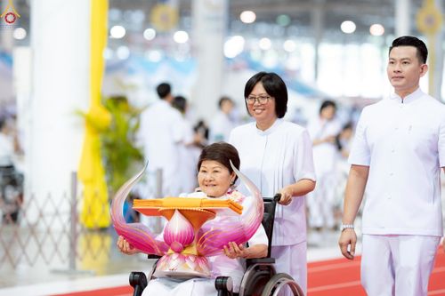 ภาพ No.240804:วันพุธที่ 27 สิงหาคม พ.ศ. 2568 พิธีทอดผ้าป่าเพื่อสร้างอาคาร  82 ปี หลวงพ่อธัมมชโย สมทบกฐินวัดพระธรรมกาย และกฐิน 30,000 วัดทั่วประเทศ ครั้งที่ 1