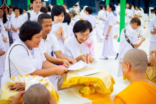 ภาพ No.214881:พิธีต้อนรับสัญญาบัตร พัดยศ พระราชวิเทศวชิรเวที (บัณฑิต วรปญฺโญ) เจ้าอาวาสวัดพระธรรมกายสกอตแลนด์ สหราชอาณาจักร ผู้ช่วยเจ้าอาวาสวัดพระธรรมกาย ณ อุโบสถพระไตรปิฏก วัดพระธรรมกาย
