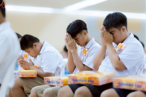 ภาพ No.246027:วันเสาร์ที่ 13 กันยายน พ.ศ. 2568 พิธีมอบผ้าไตรประธานกฐินสัมฤทธิ์เด็กดี V-Star ณ สภาธรรมกายสากล วัดพระธรรมกาย