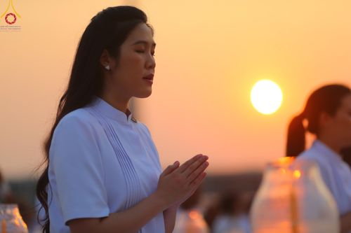 ภาพ No.122084:พิธีจุดประทีปถวายเป็นพุทธบูชา และบูชาธรรมมหาปูชนียาจารย์ พระมงคลเทพมุนี(สด จนฺทสโร) ในโครงการธรรมยาตรา กตัญญูบูชา มหาปูชนียาจารย์ พระมงคลเทพมุนี(สด จนฺทสโร) พระผู้ปราบมาร อนุสรณ์สถาน 7 แห่ง ปีที่ 12 วันที่ 31 มกราคม พ.ศ. 2567 ณ วัดพระธรรมกาย จ.ปทุมธานี