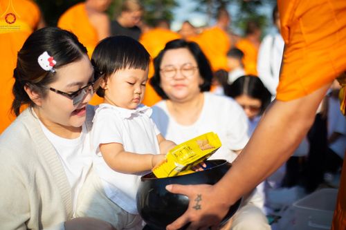 ภาพ No.193067:พิธีตักบาตรพระธรรมยาตรา ณ อนุสรณ์สถานคลองบางนางแท่น อ.สามพราน จ.นครปฐม ในโครงการธรรมยาตรา กตัญญูบูชา มหาปูชนียาจารย์ พระมงคลเทพมุนี(สด จนฺทสโร) พระผู้ปราบมาร อนุสรณ์สถาน 7 แห่ง ปีที่ 13 วันที่ 11 มกราคม พ.ศ.2568