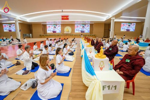 ภาพ No.60055:พิธีเจริญพระพุทธมนต์ "ฉลองอายุวัฒนมงคล 80 ปี หลวงพ่อธัมมชโย" พิธีถวายไทยธรรม คณะสงฆ์ 10,000 กว่าวัดทั่วประเทศ ในวันคุ้มครองโลก วันจันทร์ที่ 22 เมษายน พ.ศ. 2567 ณ สภาธรรมกายสากล วัดพระธรรมกาย จ.ปทุมธานี