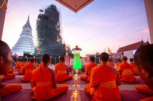 ภาพ No.201680:พิธีจุดประทีปถวายเป็นพุทธบูชา และบูชาธรรมมหาปูชนียาจารย์ ณ อาคารธรรมยาตรา กตัญญูบูชามหาปูชนียาจารย์ ตรงข้ามวัดปากน้ำภาษีเจริญ จ.กรุงเทพมหานคร ในโครงการธรรมยาตรา กตัญญูบูชา มหาปูชนียาจารย์ พระมงคลเทพมุนี(สด จนฺทสโร) พระผู้ปราบมาร อนุสรณ์สถาน 7 แห่ง