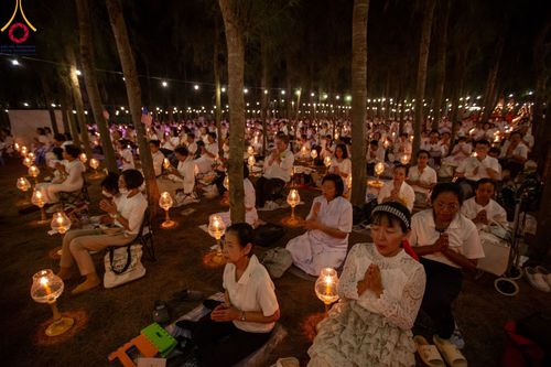 ภาพ No.107227:พิธีจุดประทีปถวายเป็นพุทธบูชา และบูชาธรรมมหาปูชนียาจารย์ ในโครงการธรรมยาตรากตัญญูบูชา มหาปูชนียาจารย์ พระมงคลเทพมุนี(สด จนฺทสโร) พระผู้ปราบมาร  อนุสรณ์สถาน 7 แห่ง ปีที่ 12  วันที่ 6 มกราคม พ.ศ. 2567 ณ อนุสรณ์สถานมหาวิหารพระมงคลเทพมุนี อ.สองพี่น้อง จ.สุพร