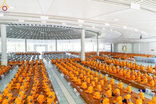 ภาพ No.143291:พิธีถวายภัตตาหารเพื่อเป็นกำลังแห่งการเข้าถึงธรรม ของพระภิกษุสามเณร วัดพระธรรมกาย วันเสาร์ที่ 6 กรกฏาคม พ.ศ. 2567 ณ หอฉันคุณยายอาจารย์ วัดพระธรรมกาย จ.ปทุมธานี