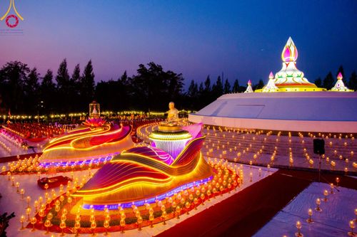 ภาพ No.109684:พิธีจุดประทีปถวายเป็นพุทธบูชา และบูชาธรรมมหาปูชนียาจารย์ วันที่ 10 มกราคม พ.ศ. 2567 ณ อนุสรณ์สถานคลองบางนางแท่น อ.สามพราน จ.นครปฐม