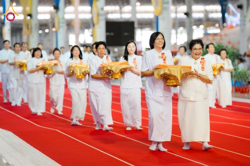 ภาพ No.134413:พิธีทอดผ้าป่าสมทบ มหาสังฆทาน 10,000 วัด ทั่วไทย วันอาทิตย์ต้นเดือนที่ 7 เมษายน พ.ศ.2567 ณ ห้องแก้วสารพัดนึก 1 สภาธรรมกายสากล  วัดพระธรรมกาย จ.ปทุมธานี