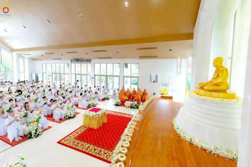 ภาพ No.239503:วันอาทิตย์ที่ 17 สิงหาคม พ.ศ. 2568 พิธีกดปุ่มอัญเชิญรูปเหมือน พระมงคลเทพมุนี (สด จันทสโร)  ณ มหาวิหารแก้วพระมงคลเทพมุนี  ศูนย์ปฏิบัติธรรมแก้วเมืองเลย