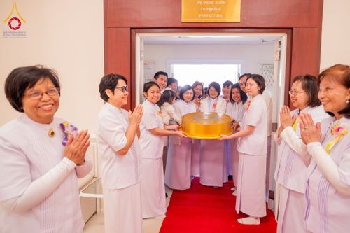 ภาพ No.62488:คณะศิษยานุศิษย์รวมใจสถาปนาและสมโภช ธรรมจักร เพื่ออัญเชิญประดิษฐาน ณ ยอดอุโบสถ 80 ปี หลวงพ่อธัมมชโย วัดพระธรรมกายนิวเจอร์ซี ประเทศสหรัฐอเมริกา  วันอาทิตย์ที่ 7 เมษายน พ.ศ. 2567