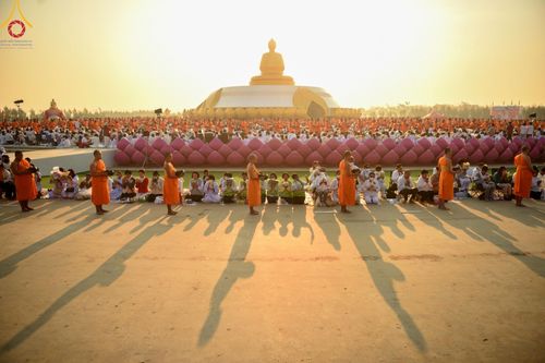 ภาพ No.201137:พิธีตักบาตรพระธรรมยาตรา ณ อนุสรณ์สถานลำดับที่ 5 สถานที่เผยแผ่วิชชาธรรมกายครั้งแรก อนุสรณ์สถานบางปลา วัดบางปลา อำเภอบางเลน จังหวัดนครปฐม ในโครงการธรรมยาตรา กตัญญูบูชา มหาปูชนียาจารย์ พระมงคลเทพมุนี(สด จนฺทสโร) พระผู้ปราบมาร อนุสรณ์สถาน 7 แห่ง ปีที่ 13