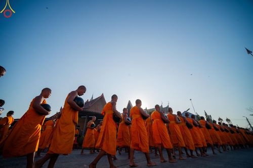 ภาพ No.197749:พิธีตักบาตรพระธรรมยาตรา ณ อนุสรณ์สถานลำดับที่ 4 สถานที่เกิดด้วยกายธรรม วัดโบสถ์(บน) ต.บางคูเวียง จ.นนทบุรี ในโครงการธรรมยาตรา กตัญญูบูชา มหาปูชนียาจารย์ พระมงคลเทพมุนี(สด จนฺทสโร) พระผู้ปราบมาร อนุสรณ์สถาน 7 แห่ง ปีที่ 13 วันที่ 19 มกราคม พ.ศ. 2568