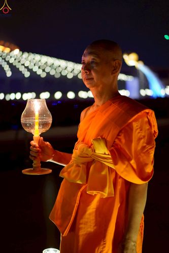 ภาพ No.224072:วันวิสาขบูชา วันอาทิตย์ที่ 11 พฤษภาคม พ.ศ. 2568 พิธีจุดวิสาขประทีป ,  พิธีเวียนประทักษิณรอบพระมหาธรรมกายเจดีย์ , พิธีฉลองชัยสวดมนต์บทธัมมจักกัปปวัตตนสูตร ครบ 7,357,000,000 จบ ณ มหารัตนวิหารคด วัดพระธรรมกาย