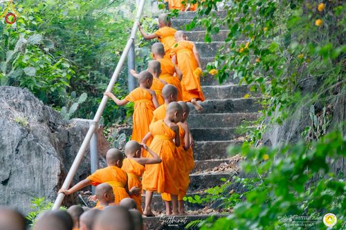 ภาพ No.222258:วันที่ 26-27 เมษายน พ.ศ. 2568 ศูนย์ปฏิบัติธรรมสวนผึ้ง ร่วมกับ ธุดงค์คสถานประจวบคีรีขันธ์ และวัดอ่าวน้อย  จัดกิจกรรมเดินธรรมยาตรา ตักบาตรข้าวสารอาหารแห้ง และจุดประทีปถวายเป็นพุทธบูชา ณ วัดอ่าวน้อย จ.ประจวบคีรีขันธ์